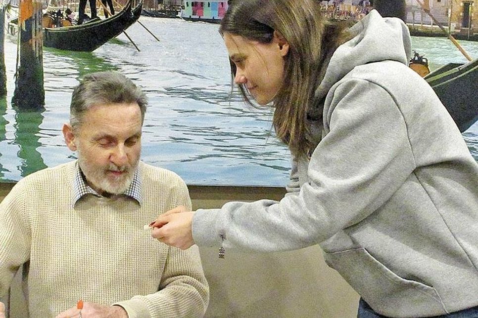 Chiara Vettorel übergibt das gezogene Los dem Schriftführer Reinhold Blomberg      Fotos: K.Asmus