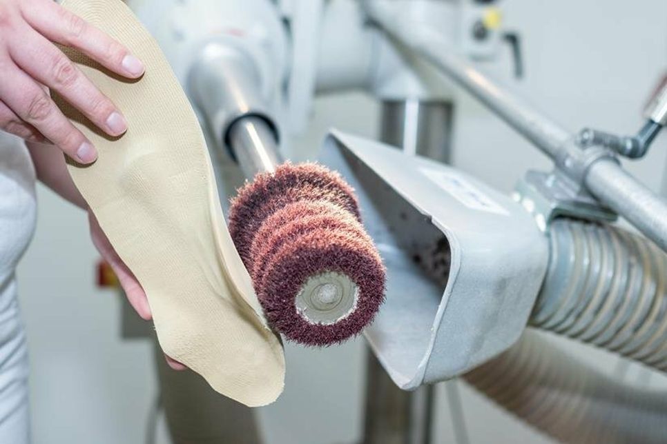 Eine Einlage während der traditionellen handwerklichen Fertigung.