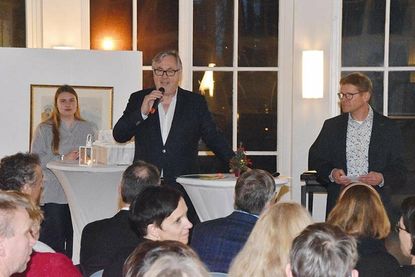 Initiator Andreas Czayka (Mitte) mit Tourismuschef Joachim Nitz und Projektleiterin Lale Schoenberg (links) während der Preisverleihung.