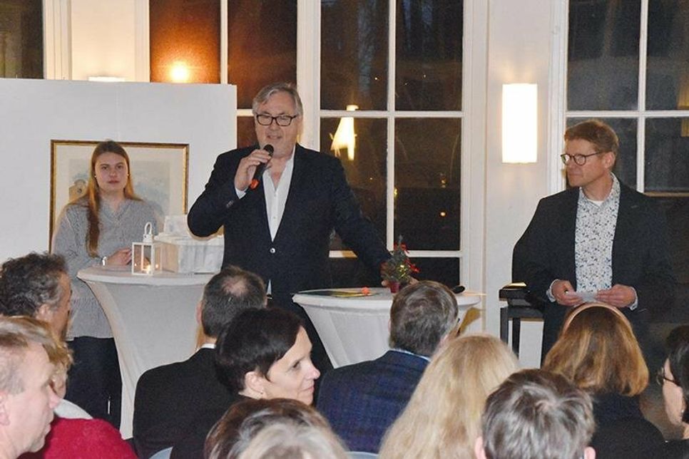 Initiator Andreas Czayka (Mitte) mit Tourismuschef Joachim Nitz und Projektleiterin Lale Schoenberg (links) während der Preisverleihung.