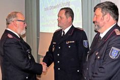 Eutins Gemeindewehrführer Heino Kreutzfeldt (l.) gratuliert Zugführer Jörg Böckenhauer zum neuen Amt als stellvertretender Ortswehrführer und dankt dessen Vorgänger Hans Peter Lundius (r.) für hervorragend geleistete Arbeit.