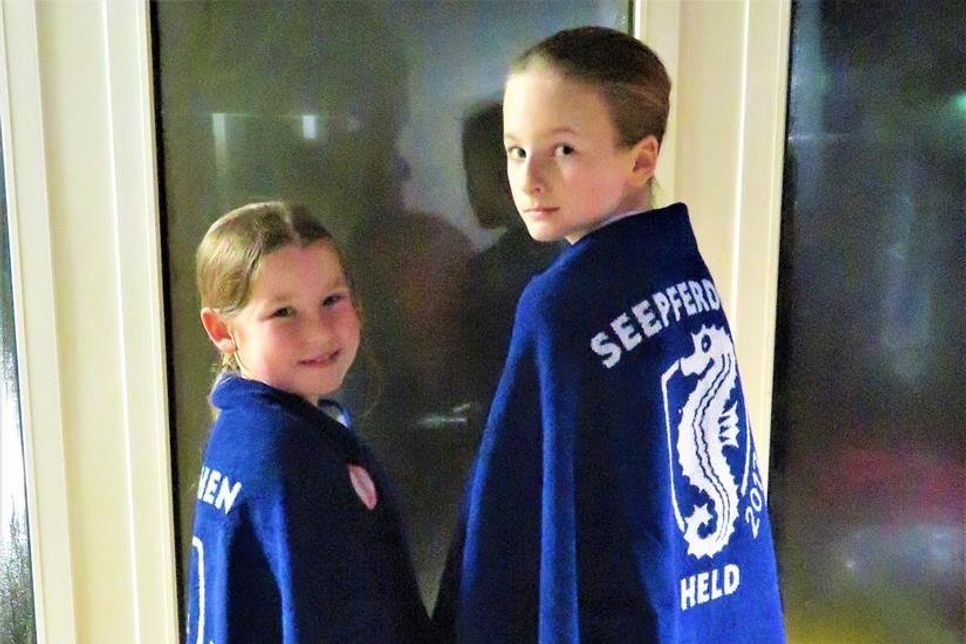 Friede Tretow und Milena Ehlers (v. lks.), die ersten Neustädter DLRG-Seepferdchenabsolventen 2019.