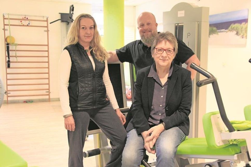 Sie fordern bessere Rahmenbedingungen für therapeutische Berufe: Andrea Kaufhold, Inhaberin der Praxis Physio und Mee(h)r, Kollege Olav Gerlach sowie die schleswig-holsteinische Bundestagsabgeordnete und stellvertretende Fraktionsvorsitzende der Linken Cornelia Möhring (v. lks.).