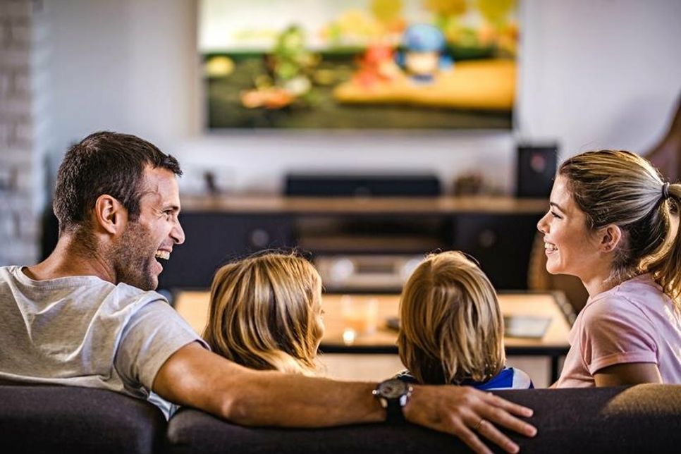 Ein Fernsehabend ist bei vielen Familien am Wochenende fest eingeplant. Gut, wenn man eine große Auswahl an Möglichkeiten für passende Filme hat. (Foto: djd/Astra/Getty Images/skynesher)
