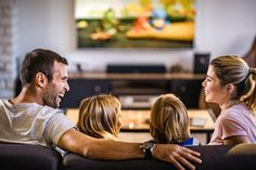 Ein Fernsehabend ist bei vielen Familien am Wochenende fest eingeplant. Gut, wenn man eine große Auswahl an Möglichkeiten für passende Filme hat. (Foto: djd/Astra/Getty Images/skynesher)