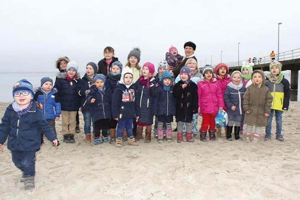 So wird Karola Buthmann in Erinnerung bleiben: inmitten „ihrer“ Kinder.