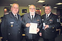 Für seine langjährige Vorstandsarbeit als Jugendfeuerwehrwart und Kassenwart sowie Fachwart Funk wurde Jens Wulf (Mi.), acu Gründungsmitglied der Jugendfeuerwehr, das Schleswig-Holsteinische Feuerwehr-Ehrenkreuz in Bronze verliehen. Es gratulierten Kreiswehrführer Thorsten Plath (re.) und Ortswehrführer Hartmut Junge.