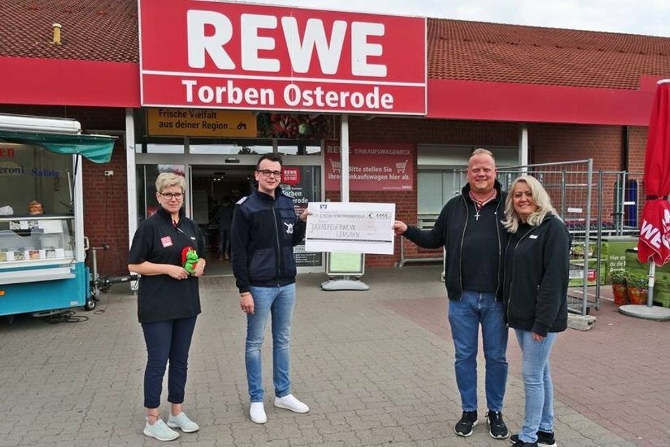 Große Freude bei der Scheckübergabe. Geschäftsführungsassistentin Sandra Kaiser, Jugendfeuerwehrwart Kevin Ackermann, Inhaber Torben Osterode und seine Frau Kathleen (v. lks.).
