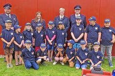 Stolz präsentieren sich die kleinen Feuerwehrleute in ihren neuen „Uniformen“. Im Hintergrund v.l.: Ortswehrführer Dirk Martens, Angelika Schlichting und Nadine Cassel (die Leiterinnen der neuen Kinderfeuerwehr) sowie stellv. Ortswehrführer Mike Cassel.