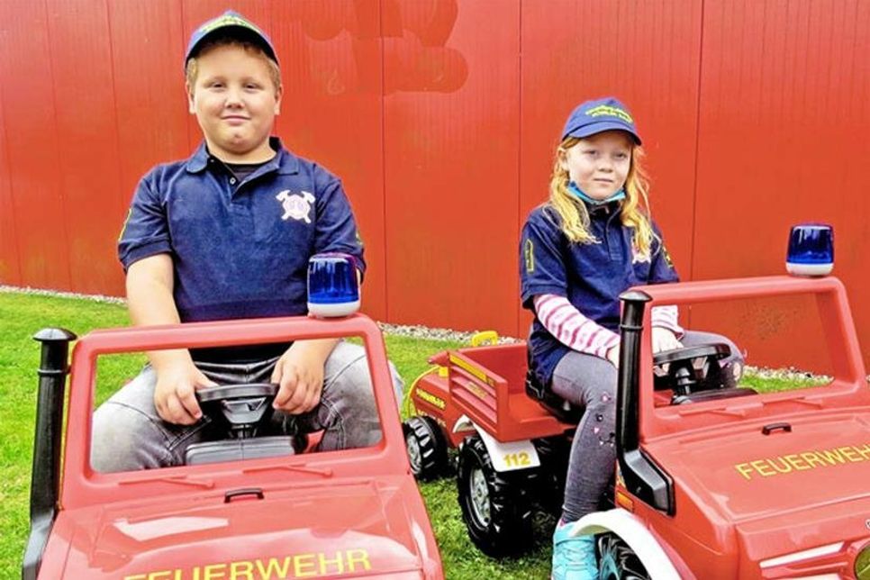 Der achtjährige Fynn möchte später mal ein richtiges Feuerwehrauto fahren können, während sich die achtjährige Alissa vor allem auf Spiel und Spaß in der Kinderfeuerwehr freut.