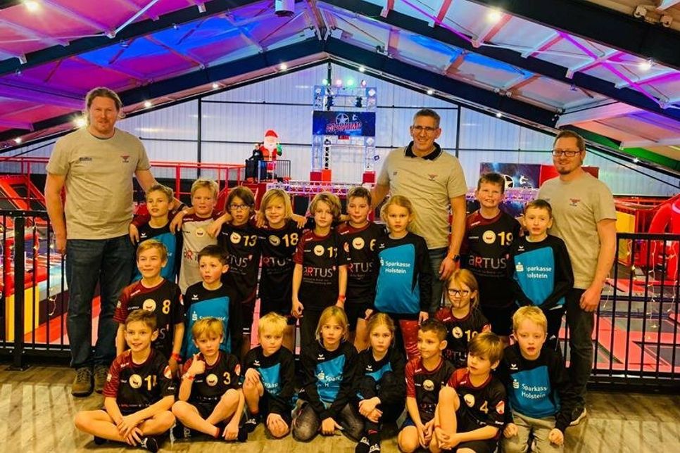 Mannschaft und Trainerteam bei der Weihnachtsfeier in Grömitz.