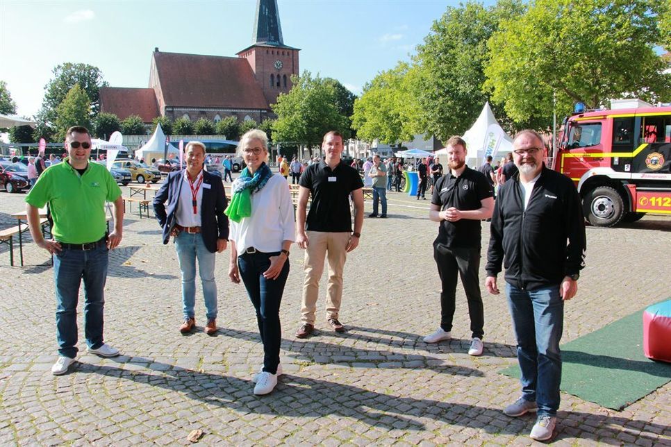 Begrüßten am Sonntagmorgen gemeinsam die ersten Besucher*innen: Alexander Wengelewski (Stadtwerke und Feuerwehr Neustadt), Markus Hagen (Auto Hagen), Heike Körkemeyer (Möller Reisen), Dennis Herzog (Autohaus Herzog), Paul Schwerdtfeger (Süverkrüp) und der 2. Vorsitzende des Neustädter Gewerbevereins Holger Werner (v. lks.)
