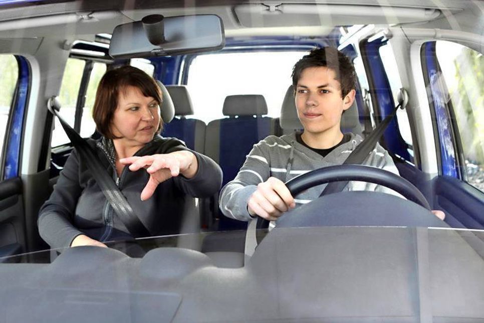 Fahranfänger sparen Beiträge bei der Kfz-Versicherung, wenn sie schon mit 17 Jahren in Begleitung eines Erwachsenen Fahrpraxis sammeln. Copyright: Deutsche Verkehrswacht