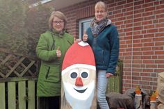 Trainerin Anke Markmann übergibt den großen Wichtel an die glückliche Gewinnerin Andrea Brunhöber.