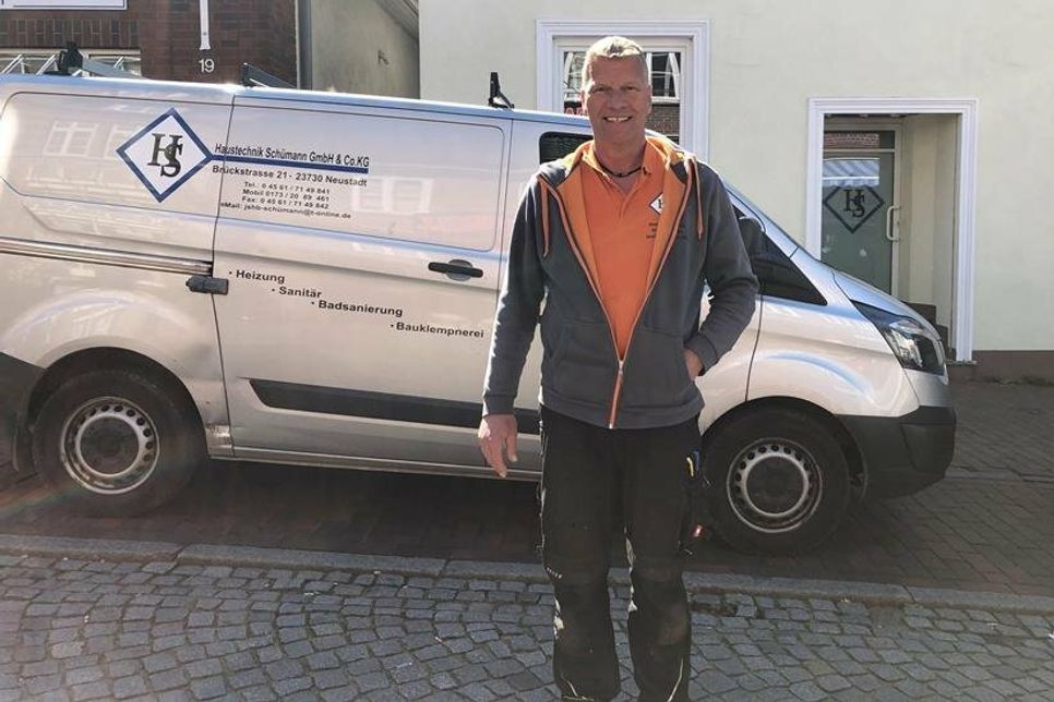 Firmengründer und Geschäftsführer Jens Schümann vor seinem Büro in der Brückstraße 21 in Neustadt.