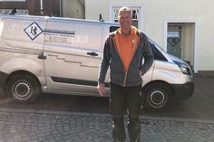 Firmengründer und Geschäftsführer Jens Schümann vor seinem Büro in der Brückstraße 21 in Neustadt.