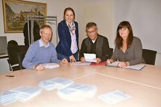 Stimmenauszählung im Rathaus von Timmendorfer Strand: Bürgermeisterin Hatice Kara mit Christian Grohmann (Kinder- und Jugendberatung, v.li.), Alkis Rosteck (Ordnungsamt) und Stephanie Rath (Bildung, Sport und Familienangelegenheiten). (Foto: René Kleinschmidt)