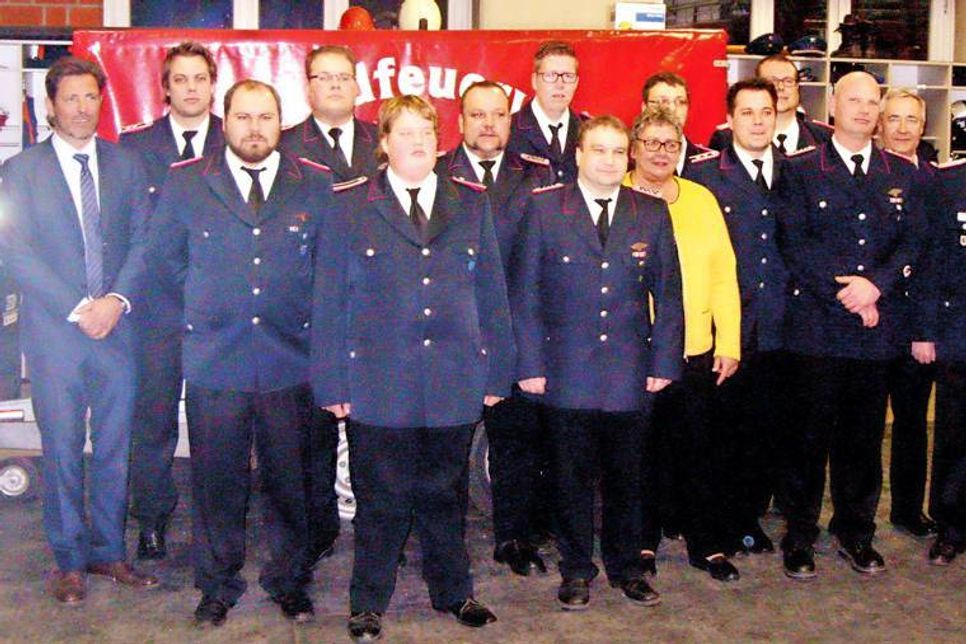 Pansdorfs Wehrführer Ulrich Piper (r.) und Ratekaus Bürgermeister Thomas Keller (l.) nahmen neben Bürgervorsteherin Gabriele Spiller (m.) die Hauptakteure des Abends im blauen Rock in ihre Mitte.