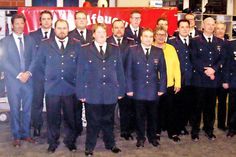 Pansdorfs Wehrführer Ulrich Piper (r.) und Ratekaus Bürgermeister Thomas Keller (l.) nahmen neben Bürgervorsteherin Gabriele Spiller (m.) die Hauptakteure des Abends im blauen Rock in ihre Mitte.
