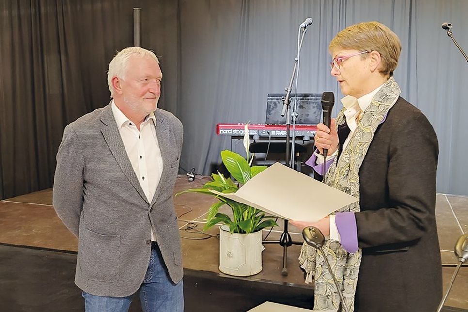 Silke Rohwer von der Schulaufsicht in Kiel überreichte Peter Schultalbers die Entlassungsurkunde.