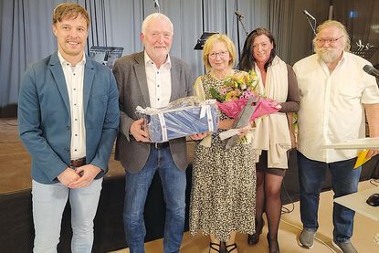 Bürgermeisterin Bettina Schäfer, Sozialausschuss-Vorsitzender Jürgen Brede und Hauptamtsleiter Dennis Sontopski (links) verabschieden Peter Schultalbers, hier mit seiner Frau Maria, mit großem Dank für 20 Jahre Schulleitung in Pönitz.