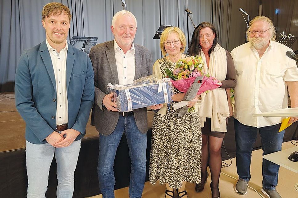 Bürgermeisterin Bettina Schäfer, Sozialausschuss-Vorsitzender Jürgen Brede und Hauptamtsleiter Dennis Sontopski (links) verabschieden Peter Schultalbers, hier mit seiner Frau Maria, mit großem Dank für 20 Jahre Schulleitung in Pönitz.