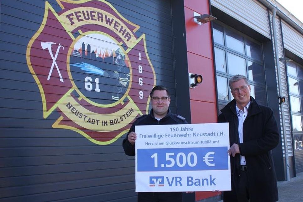Regionalleiter Ulf Braune (re.) bei der Scheckübergabe an Gemeindewehrführer Alexander Wengelewski.
