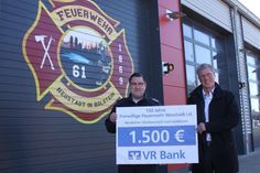 Regionalleiter Ulf Braune (re.) bei der Scheckübergabe an Gemeindewehrführer Alexander Wengelewski.
