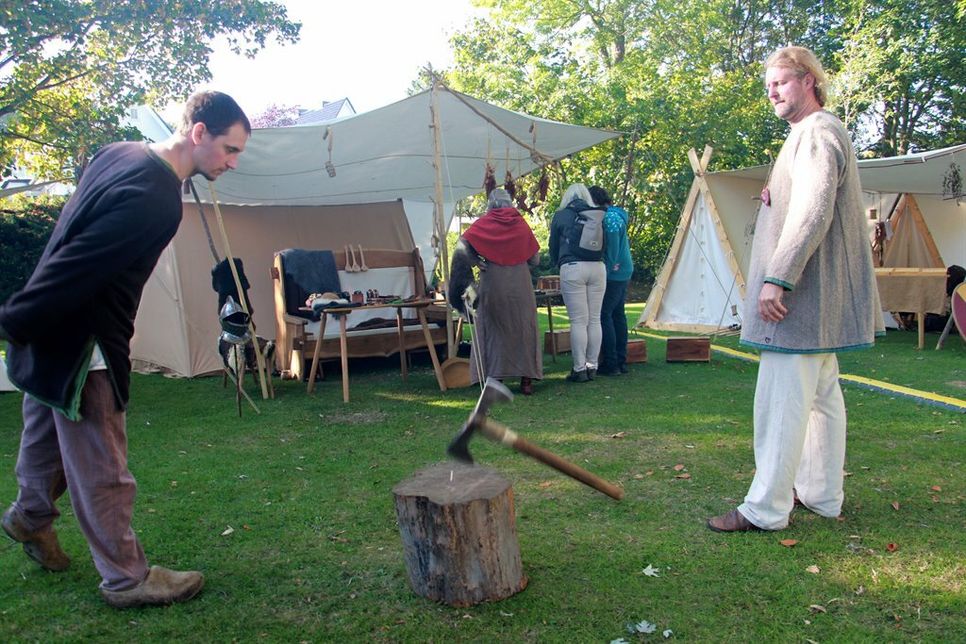 Mittelalterlicher Zeitvertreib: Beim Spiel „Spalte den Zahnstocher“ waren Geduld und Geschick gefragt.