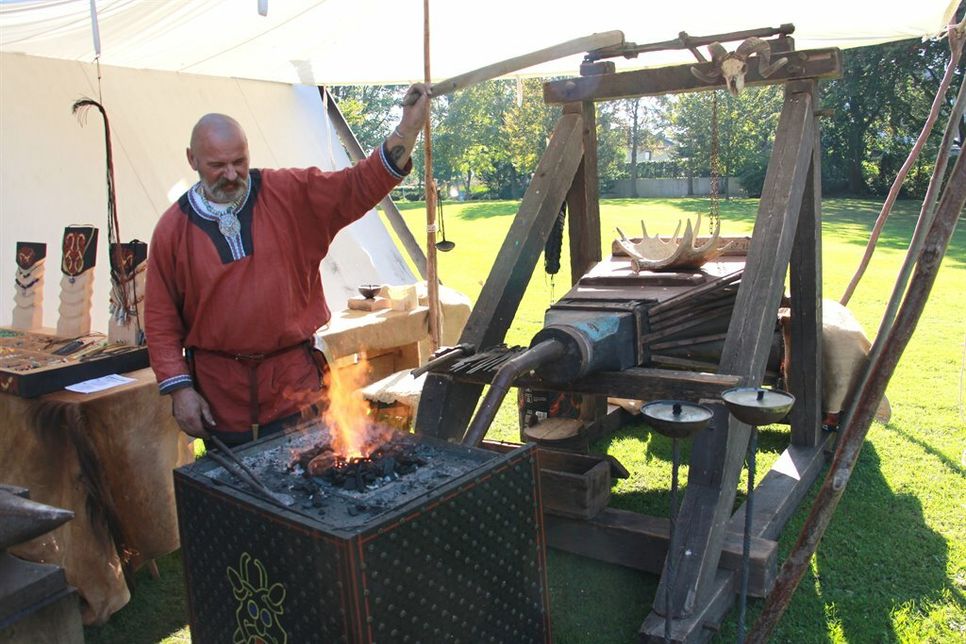 Mit einem riesigen Blasebalg entfachte der Schmied sein Feuer.