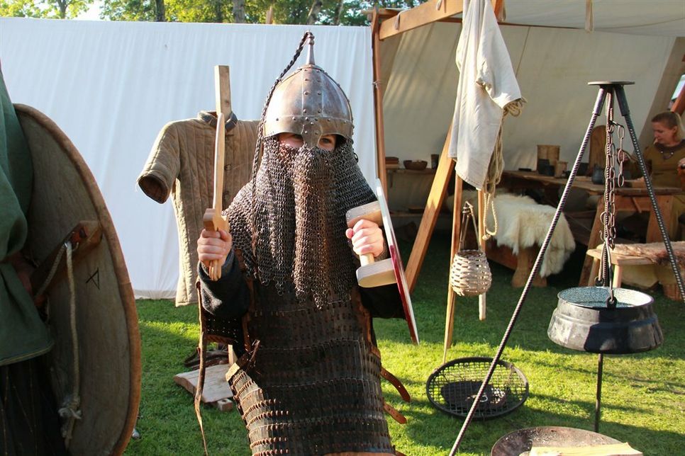 Kleine und große Wikingergäste durften sich mit Lamellenpanzer und Helm für das Abenteuer Wikingertage rüsten.