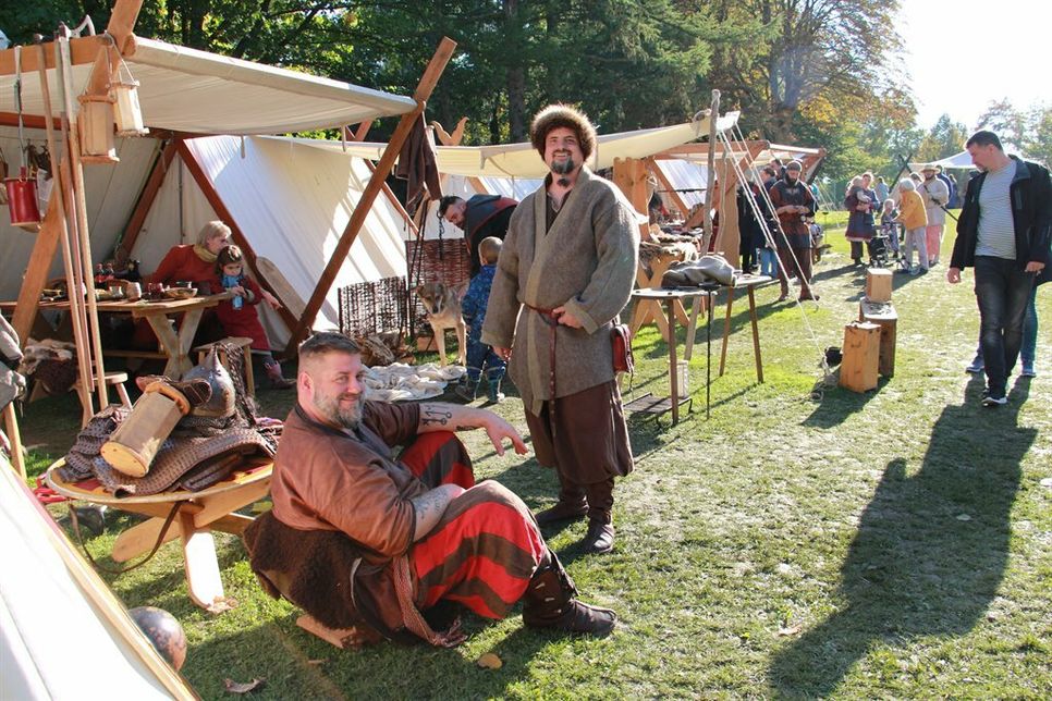 Wie die Besucherinnen und Besucher genossen auch die Sippenmitglieder die Sonne.