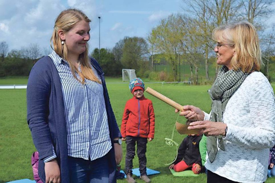 Die Leitung der Kita übernimmt die staatlich anerkannte Erzieherin Alisa Schmidt, die vorher die Krippengruppe in der Einrichtung geleitet hat. Claudia Marchlowitz überreicht ihrer Nachfolgerin mit vielen guten Wünschen den Staffelstab.