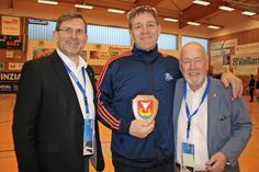Willkommen in Neustadt. Bürgervorsteher Sönke Sela (re.) und Provinzial-Bezirkskommissar Michael Luckow (lks.) begrüßten THW-Trainer Alfred Gislason.
