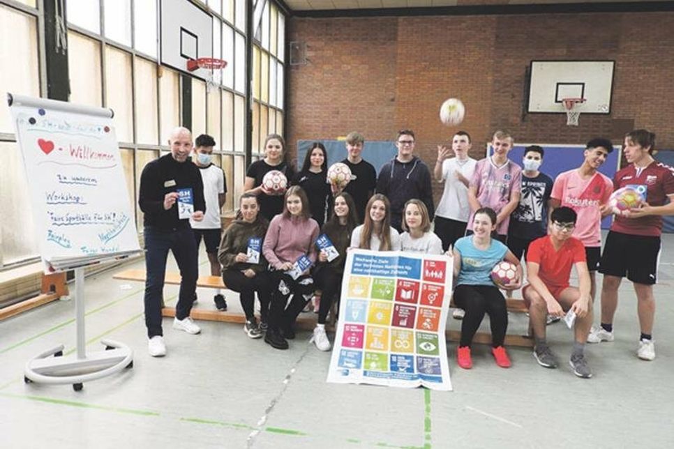 Der WPU Sport der Wisserschule nahm unter Leitung von Jochen Bauer (li.) an der Kampagne „Faire Bälle für SH“ teil.