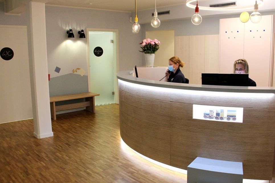 Der einladende Empfangsbereich bietet ausreichend Platz für die kleinen Patienten und ihre Eltern.
