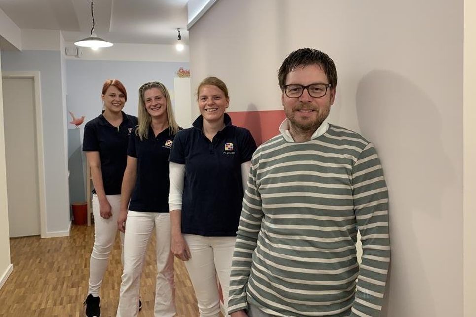 Dr. Daniel Maaser mit seinem Team, den Medizinischen Fachangestellten Ann-Cristin Jahnke, Carina Conradt und Annika Levgrün (v. lks.).