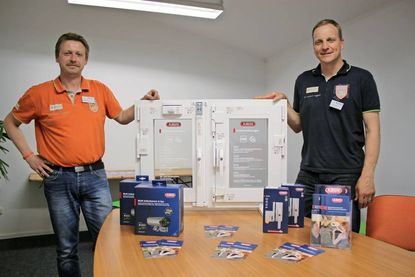Die Kundenberater Hendrik Alms (lks.) und Alexander Mang sind Experten, wenn es um Einbruchschutz geht.