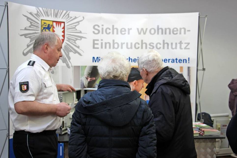 Beratung durch die Polizeidirektion Lübeck.
