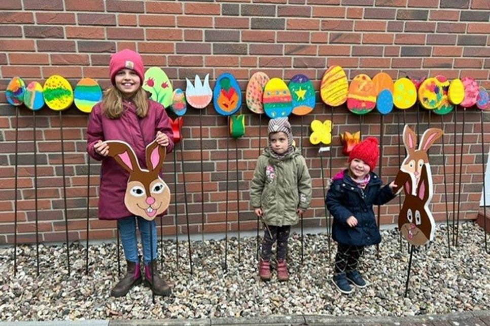 Die Kinder mit den bemalten Holzfiguren, die im Anschluss im Dorf verteilt wurden.