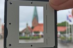 Durch einen Dia-Rahmen peilen wir das Motiv an.