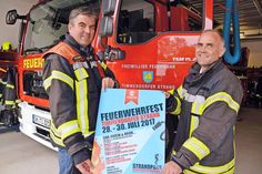 Wehrführer Björn Jessen (rechts) und sein Stellvertreter Dirk Scharbau von der Freiwilligen Feuerwehr Timmendorfer Strand freuen sich auf drei Tage Grill- und Sommerfest rund um den Seepferdchenbrunnen. (Foto: René Kleinschmidt)