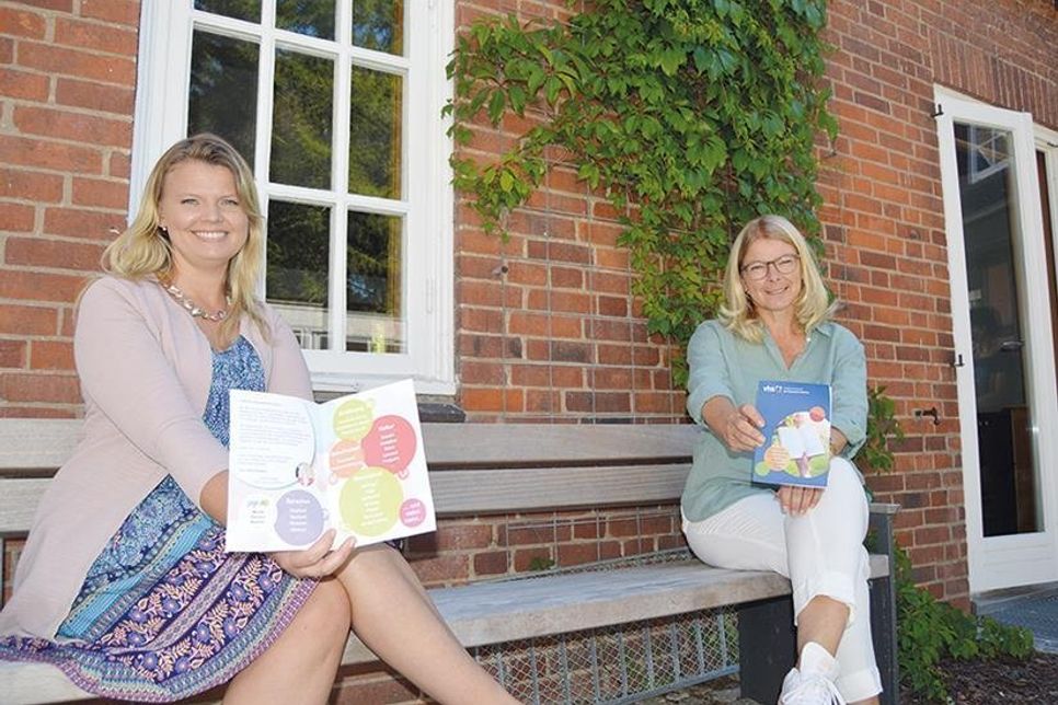 In Zeiten, in denen sich von einem Tag auf den nächsten alles ändern kann, gibt es bei der Volkshochschule Ratekau diesmal kein festes Programmheft. „Ein Flyer weist auf unsere Kursangebote im Herbst hin, die immer aktuell auf unserer Homepage nachzulesen sind“, erklären VHS-Leiterin Jutta Holweg und Sarah Kaminski, Fachdienst Bildung und Familie.