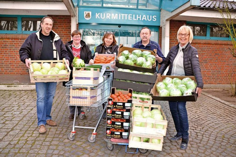 Spendenübergabe vor dem Kurmittelbaus in Timmendorfer Strand. (Foto: René Kleinschmidt)