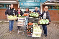 Spendenübergabe vor dem Kurmittelbaus in Timmendorfer Strand. (Foto: René Kleinschmidt)