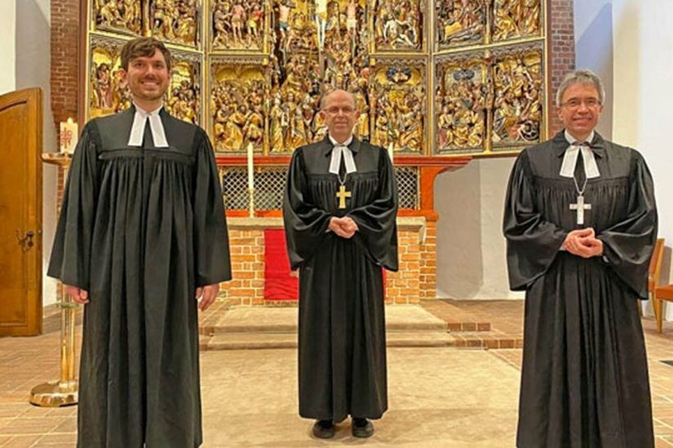 Pastor Dr. Alexander Dietz, Bischof Magaard und Propst Peter Dr. Daniel Havemann nach der Ordination in der Marienkirche in Bad Segeberg