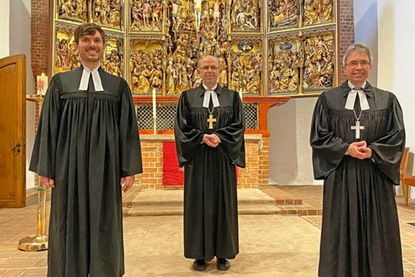 Pastor Dr. Alexander Dietz, Bischof Magaard und Propst Peter Dr. Daniel Havemann nach der Ordination in der Marienkirche in Bad Segeberg