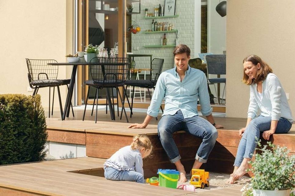 Ein energiesparendes und nachhaltiges Eigenheim wünschen sich gerade heute viele Familien. Foto: DJD/WeberHaus