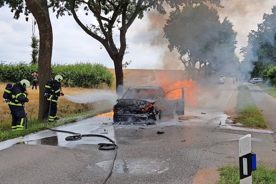 Das Auto fing sofort Feuer. (Foto: Freiwillige Feuerwehr Neustadt)