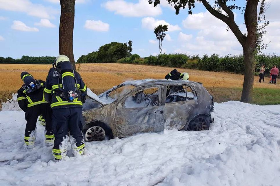 Die Feuerwehr Neustadt musste Löschschaum einsetzen. (Foto: Freiwillige Feuerwehr Neustadt)